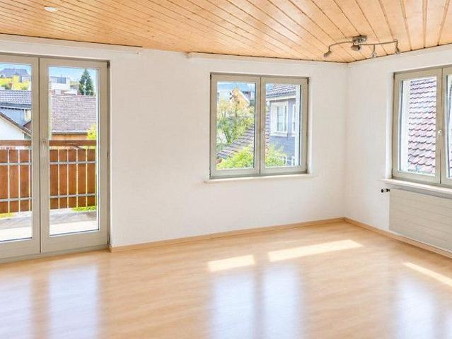 Helle und schöne 3.5 Zi Whg. mit Balkon zu vermieten