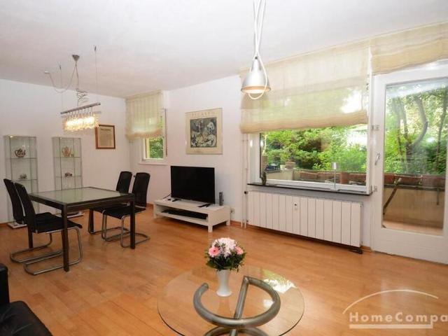 Helle und stilvoll möblierte Wohnung mit großem Balkon und Gartenblick