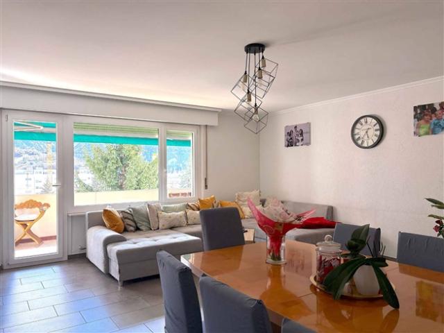Helle und quere 5,5 Zimmer Wohnung