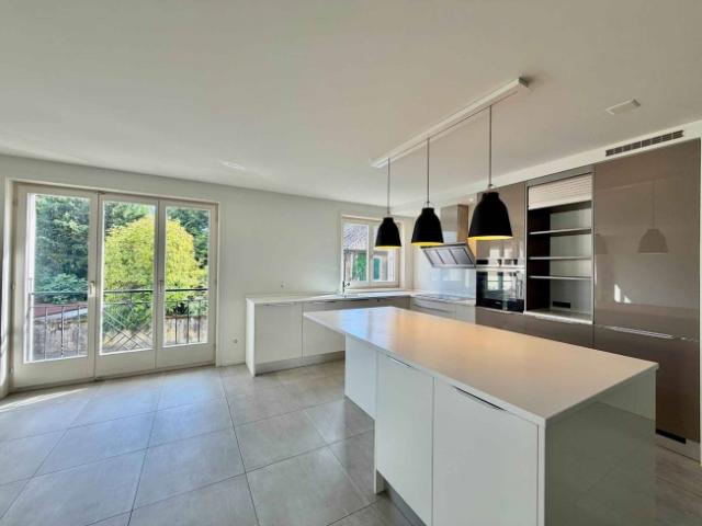 Helle und renovierte 4,5 Zimmer Wohnung mit Terrasse