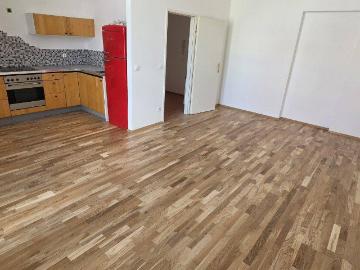 Helle und ruhige Wohnung im 2.Liftstock neu saniert