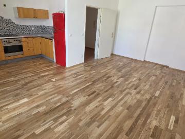 Helle und ruhige Wohnung im 2.Liftstock neu saniert