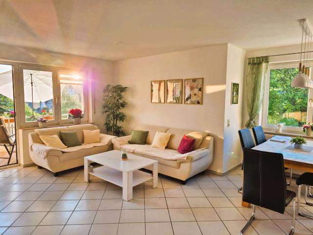 Helle und ruhige 3 Zimmer Wohnung mit Balkon und Einzelgarage mit Stellplatz