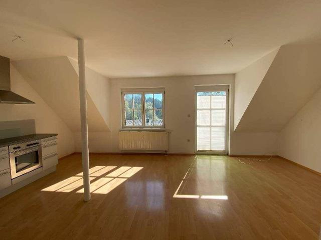 Helle und ruhige 3 Zimmer Wohnung mit Balkon zu vermieten!