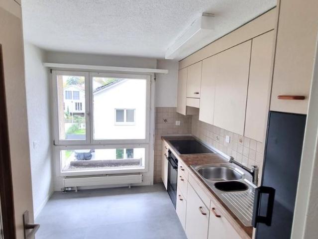 Helle und teilsanierte Wohnung an zentraler Lage