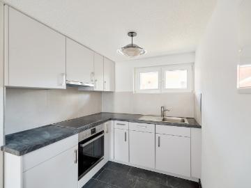 HELLE UND ZEITGEMÄSSE 2.5 ZIMMER ERDGESCHOSSWOHNUNG
