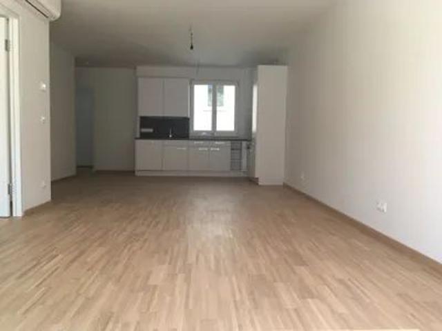 Helle und zentral gelegene Premium Dachgeschoß Wohnung mit Klimaanlage und Balkon