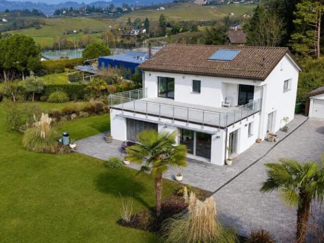 Helle Villa in der Nähe der Internationalen Schule