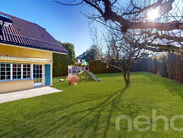 HELLE VILLA IN ÉPALINGES, EINE PRIVILEGIERTE OASE DER RUHE