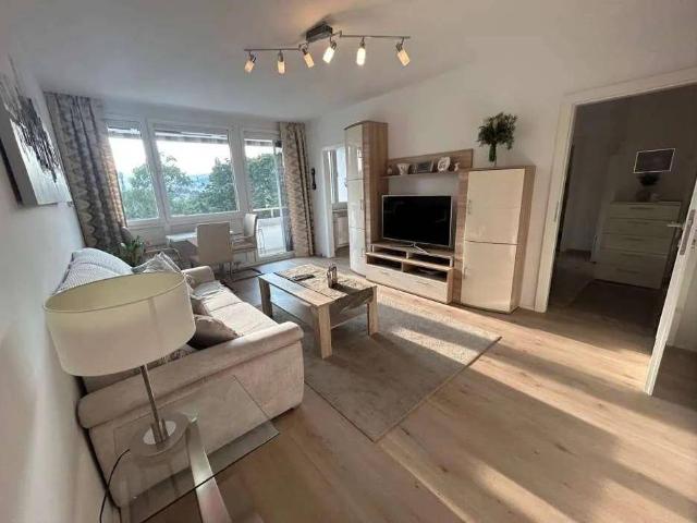 Helle, vollmöblierte 2 Zimmer Wohnung mit Loggia und Blick ins Grüne