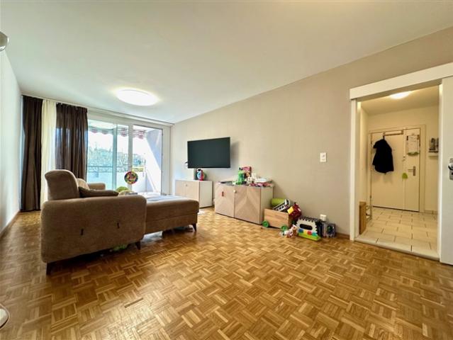 Helle Wohnung mit 2 Balkonen, Lift und Einstellhallenplatz