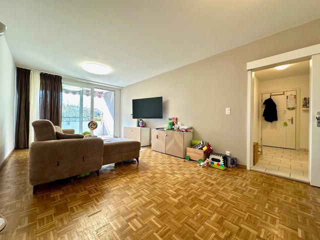 Helle Wohnung mit 2 Balkonen, Lift und Einstellhallenplatz