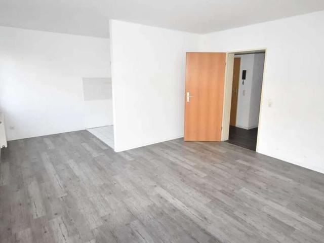 Helle Wohnung mit 2 Zimmern und Balkon + Aufzug in Schloßchemnitz
