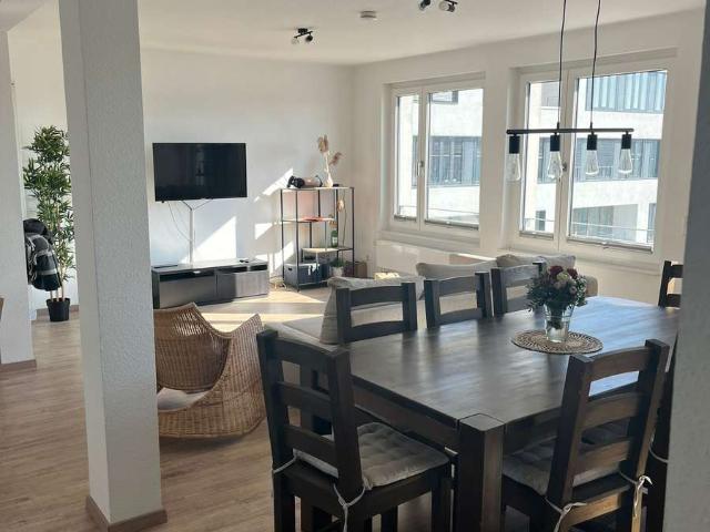 Helle Wohnung mit vier Zimmern, sonnigem Balkon und EBK