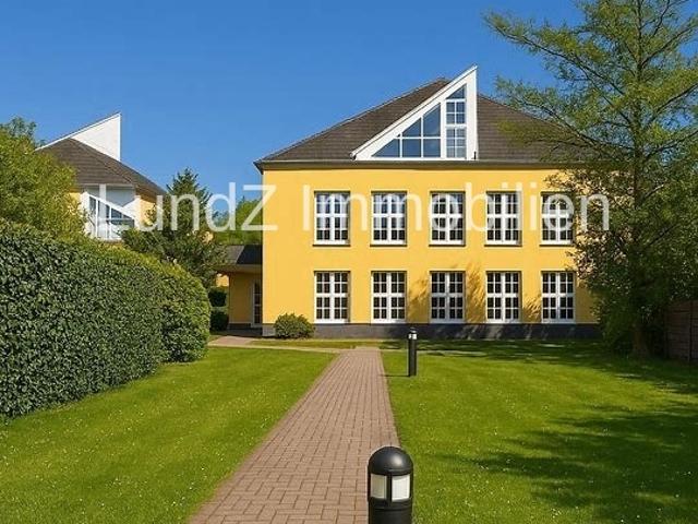 Helle Wohnung mit zwei Zimmern und moderner Einbauküche