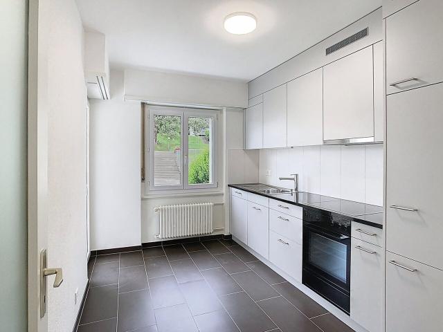 Helles Durchgangszimmer mit atemberaubender Aussicht und zwei Balkonen!