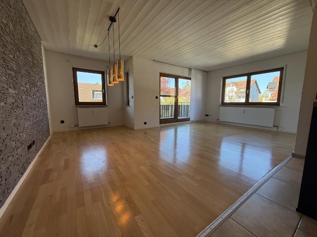 HELLE WOHNUNG MIT BALKON IN SEHR GUTER LAGE