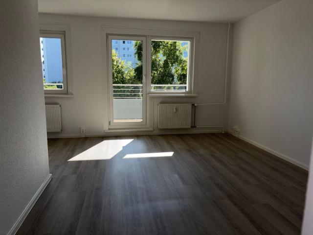 Helle Wohnung mit Balkon und Aufzug in Alt Hohenschönhausen!
