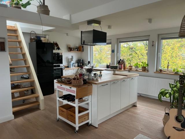 Helle Wohnung mit Dachterrasse für Dezember und Januar in zentraler Lage
