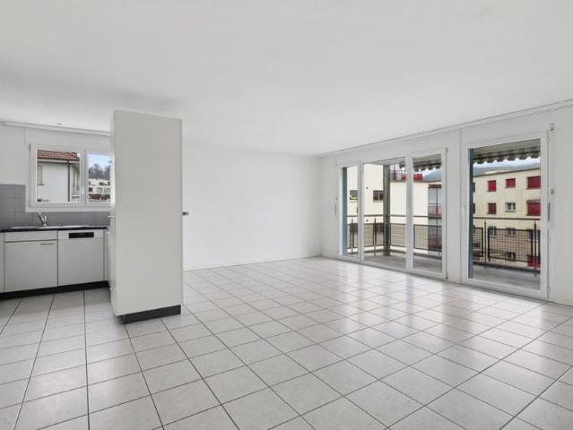 Helle Wohnung mit grossem Balkon und Abendsonne