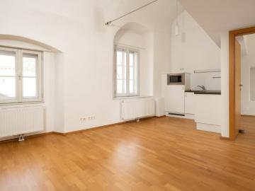Helle Wohnung im 1. Stock jetzt zugreifen!