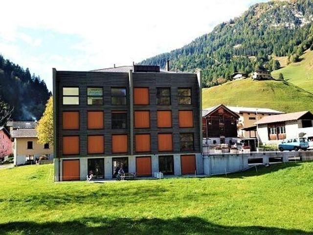 Helle 3 1/2 Zimmer Gartenwohnung mit Garage im Skigebiet