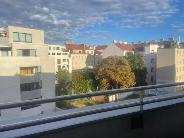 Helle, zentrale, moderne 3 Zimmer DG Wohnung mit Balkon und Fernblick 2 erWG ta