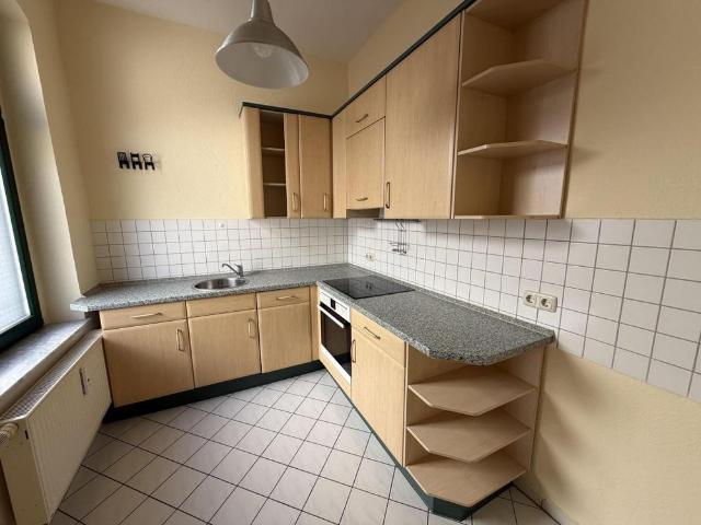 Helle Zwei Raum Maisonette Wohnung mit offenem Grundriss und Einbauküche