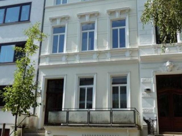 Helle Zwei Zimmer Wohnung mit Küche, Kamin und Balkon in Altbremer Haus in Schwachhausen