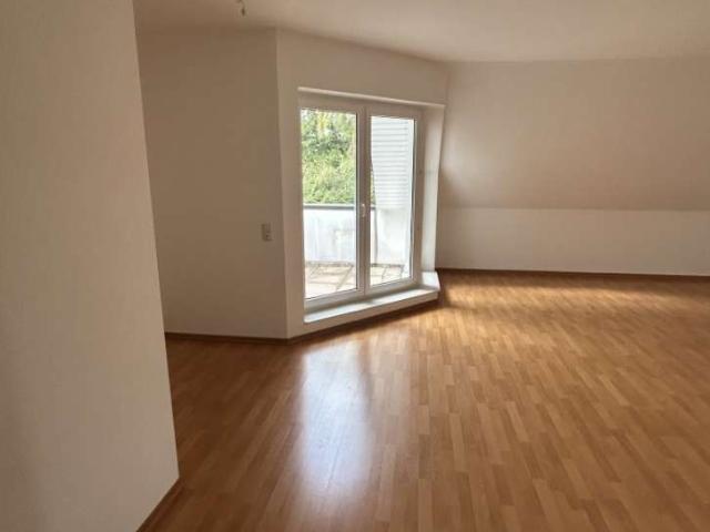 helle zwei Zimmerwohnung mit EBK & Balkon