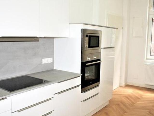 Helle Altbauwohnung mit Balkon
