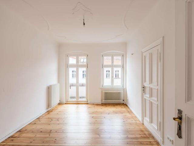 Helle Altbauwohnung mit Balkon und Blick auf den Gustav Müller Platz bezugsfrei ab sofort