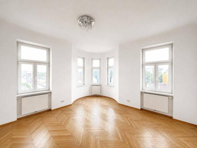 Helle Altbauwohnung mit Erker / 2,5 Zimmer