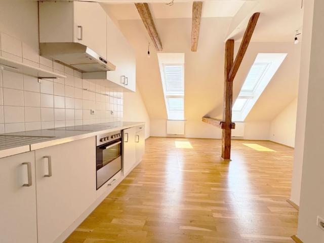 Helle Altbauwohnung mit Liftzugang und stilvollen Holzböden in Leibnitz