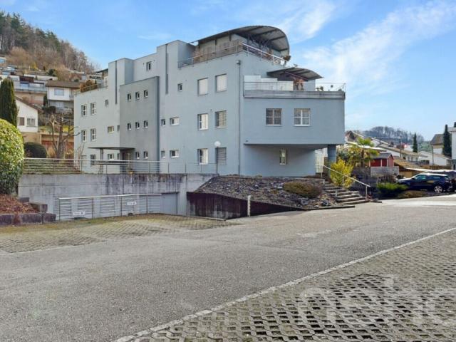 Helle Attikawohnung mit Dachterrasse, Cheminée & Charme