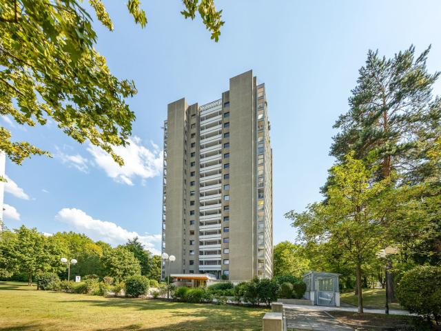 Helle, bezugsfertige 2 Zimmer Wohnung mit Loggia und Tiefgaragenstellplatz in Bogenhausen