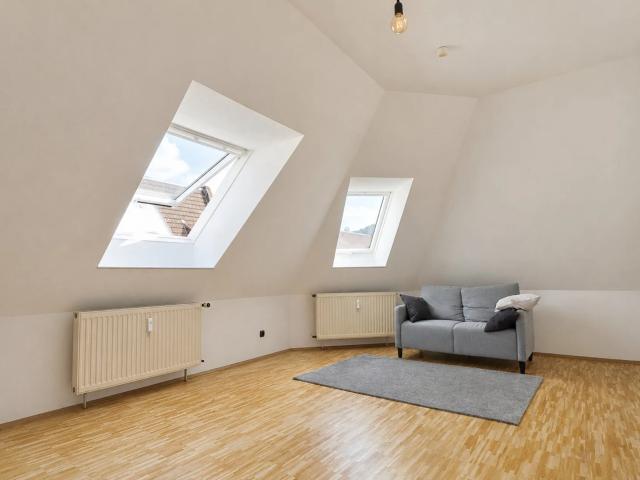 Helle ca. 45m² große 2 Zimmer Dachgeschosswohnung mit Tageslichtbad
