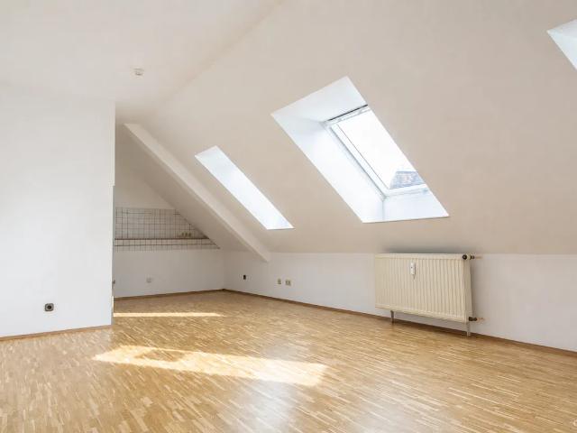 Helle ca. 45m² große 2 Zimmer Dachgeschosswohnung mit Tageslichtbad