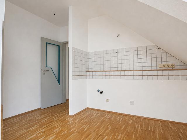 Helle ca. 45m² große 2 Zimmer Dachgeschosswohnung mit Tageslichtbad