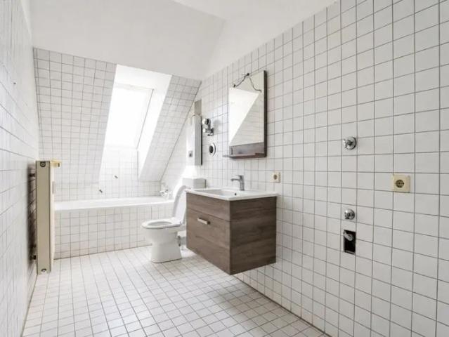 Helle ca. 45m² große 2 Zimmer Dachgeschosswohnung mit Tageslichtbad