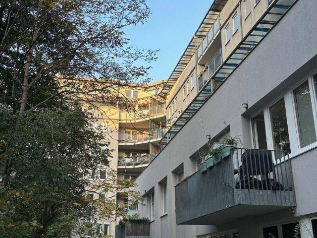 Helle, chice Wohnung mit großer Loggia im 4.OG U Bahn U4 vor der Haustüre