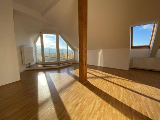 Helle Dachgeschoßwohnung mit Terrasse in Feldbach. !