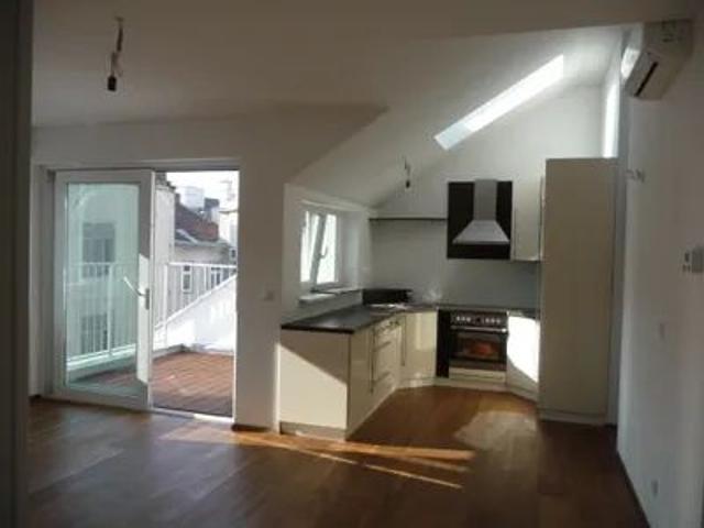 Helle Dachgeschosswohnung mit Terrasse & Lift 1150 Wien