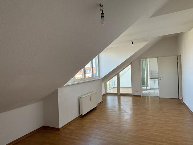 Helle Dachgeschosswohnung mit Wintergarten und EBK!