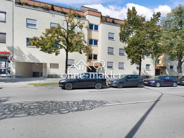 Helle Dachgeschosswohnung mit zwei Balkonen und großem Gestaltungspotenzial in München
