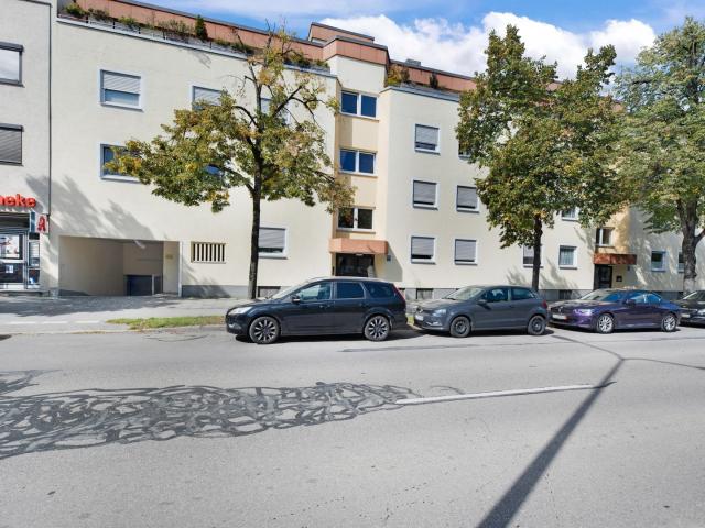 Helle Dachgeschosswohnung mit zwei Balkonen und großem Gestaltungspotenzial in München