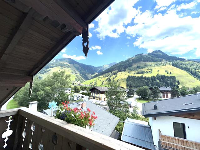 Helle Dachgeschosswohnung mit zwei Balkonen – Weitblick und Natur