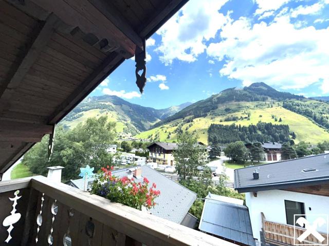 Helle Dachgeschosswohnung mit zwei Balkonen – Weitblick und Natur