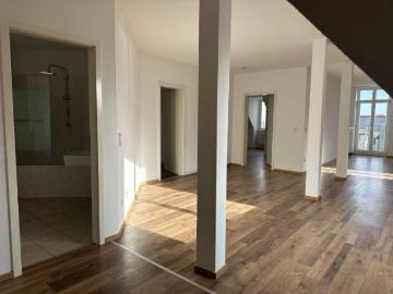 Helle Dachgeschosswohnung mit Balkon im Leipziger Zentrum