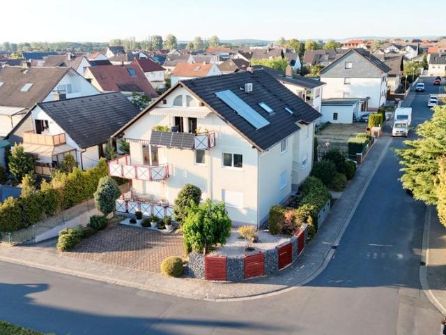Helle Dachgeschosswohnung mit Balkon, Tiefgarage & Klimaanlage